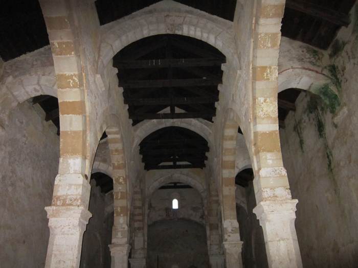 interno Chiesa romanica della Madonna dell'Alto